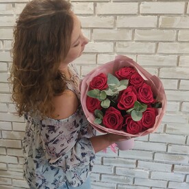 Роза красная, Эвкалипт цинерея, Оформление тишью и пленка, Любовь флориста, Улыбка курьера