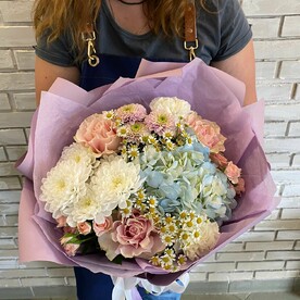 Роза пинк мондиаль, Роза кустовая, Диантус, Танацетум, Гортензия Гидрангия, Хризантема кустовая, Хризантема сантини, Оформление