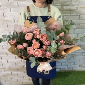Букет с кустовыми розами и эвкалиптом
