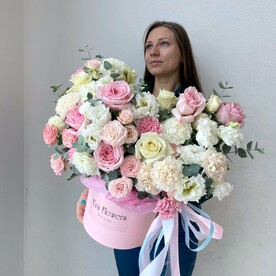 Гвоздика одноголовая, Эвкалипт, Роза пионовидная, Роза пионовидная кустовая, Роза одноголовая, Лизиантус Эустома, Оазис, Шляпная коробка