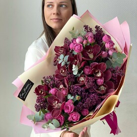 Орхидея, Роза пионовидная кустовая Мисти Баблс, Эвкалипт, Сирень пучок, Дизайнерская упаковка