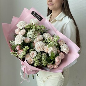 Роза пионовидная кустовая, Гвоздика одноголовая, Сирень пучок, Дизайнерская упаковка