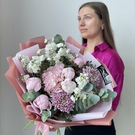 Пион, Эвкалипт, Писташ, Маттиола, Хризантема одноголовая, Гортензия, Дизайнерская упаковка