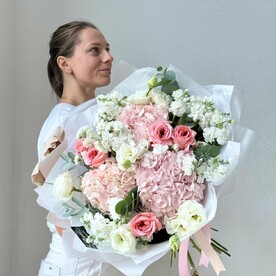 Маттиола, Роза, Эвкалипт, Гортензия, Лизиантус Эустома, Дизайнерская упаковка