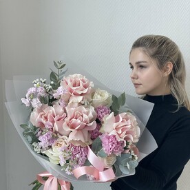 Эвкалипт, Пистация, Гвоздика одноголовая, Роза пинк майолика, Роза вайт охара, Маттиола, Статица, Авторская упаковка