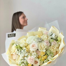 Пистация, Гвоздика одноголовая, Роза, Сирень, Роза кустовая, Маттиола, Роза вайт охара, Гортензия, Упаковка