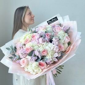 Роза пионовидная, Маттиола, Эвкалипт, Пистация, Гортензия, Дизайнерская упаковка