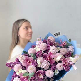 Хризантема момоко, Сирень, Орхидея, Маттиола, Эвкалипт, Лизиантус Эустома, Авторская упаковка