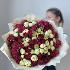 Букет из пионовидных кустовых роз