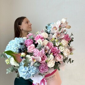 Большая коробка с пионами и гортензиями