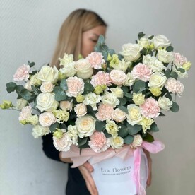 Гвоздика одноголовая, Эвкалипт, Роза, Роза пионовидная кустовая, Лизиантус Эустома, Роза вайт охара, Оазис, Шляпная коробка