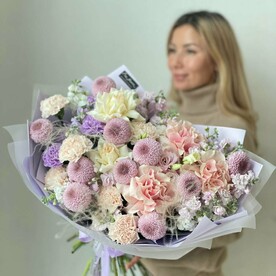 Хризантема момоко, Гвоздика одноголовая, Маттиола, Роза пинк мондиаль, Роза вайт охара, Ковыль, Пистация, Дизайнерская упаковка