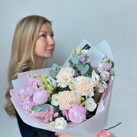 Эвкалипт, Астильба, Гвоздика одноголовая, Маттиола, Пион, Лизиантус Эустома, Дизайнерская упаковка