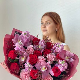 Красивый букет с красными розами