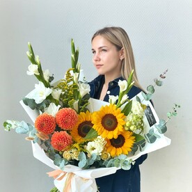 Стильный букет с подсолнухами и георгинами