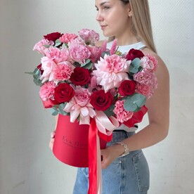 Коробочка в розово-красных оттенках с розами😍