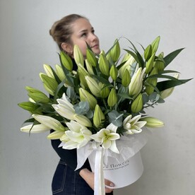 Моно коробка с белыми лилиями