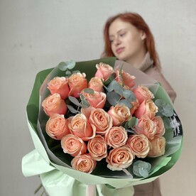Букет оранжевых роз и эвкалипта
