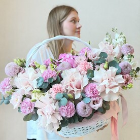 Нежная корзина с розами и эустомой