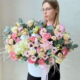 Цветы в шляпной коробке гортензии Эустома розы