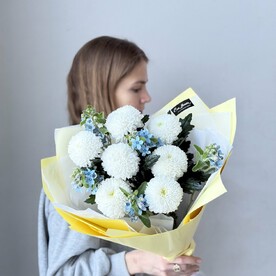 Стильный букет из семи хризантем и незабудок