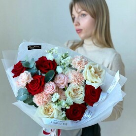 Роза ред наоми шт, Гвоздика шт, Роза пинк Охара шт, Эвкалипт шт, Маттиола шт, Роза бомбастик шт, Авторская упаковка шт, шт