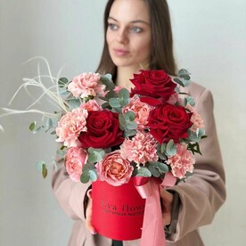 Эвкалипт, Гвоздика, Роза ред наоми, Роза Джульетта кустовая, Ковыль, Шляпная коробка, Авторская упаковка