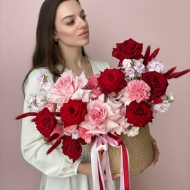 Стильное кашпо с розами