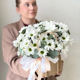 Хризантема, Эвкалипт, Корзина плетеная, Авторская упаковка