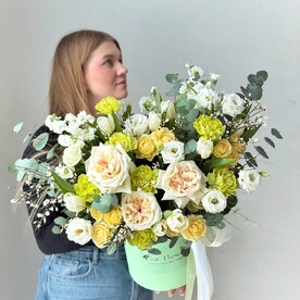 Весенняя композиция с тюльпанами и розами