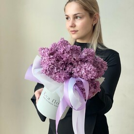Милая композиция из сирени в коробочке