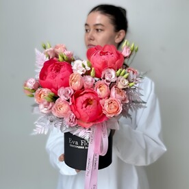Папоротник, Пион корал шарм, Лизиантус Эустома, Роза кустовая, Шляпная коробка