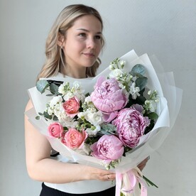 Пион шт, Роза пионовидная кустовая шт, Маттиола шт, Эвкалипт шт, Авторская упаковка шт, шт