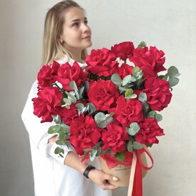 Роза Эквадор шт, Эвкалипт беби блу красный шт, Шляпная коробка шт, Оазис шт