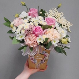 Цветы в коробке для мамы