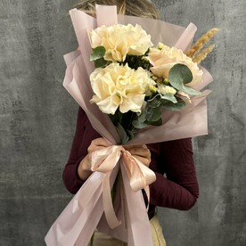 Роза Кения, Колосья, Хризантема кустовая, Эвкалипт, Дизайнерская упаковка