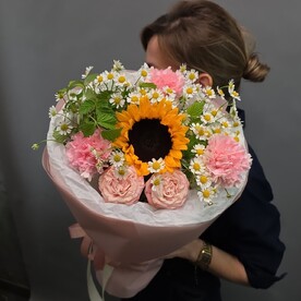 Полевой букет с Подсолнухом и Ромашками в стильной упаковке🌸