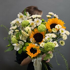 Подсолнух, Вибурнум, Альстромерия, Маттиола, Хризантема сантини, Гринбелл