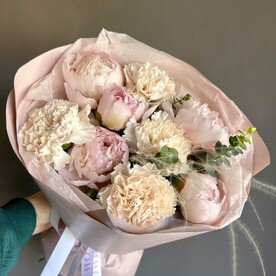 Воздушный букет с пионами и диантусам