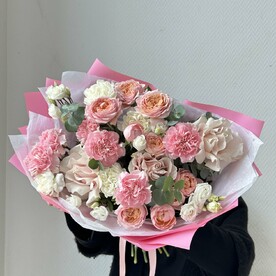 Гвоздика одноголовая, Эвкалипт беби блу красный, Роза Эквадор, Роза кустовая, Лизиантус Эустома, Упаковка