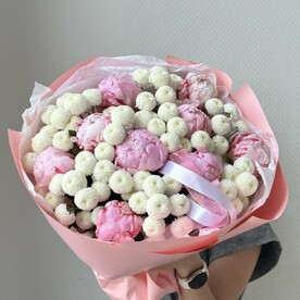 Милый букет с пионами