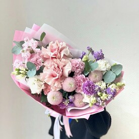 Гвоздика одноголовая, Эвкалипт, Хризантема момоко, Маттиола, Лизиантус Эустома, Роза пинк мондиаль, Упаковка