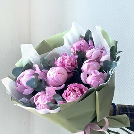 Розовые пионы с эвкалиптом