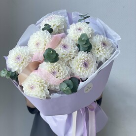 Нежный букет из георгинов