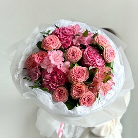 Пышный букет с пионовидными розами