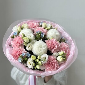Нежный букет с белыми хризантемами
