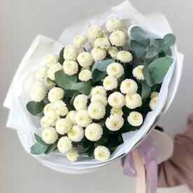 Милый букет белых хризантем