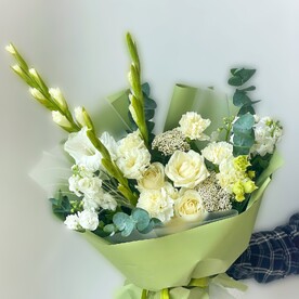 Свежий букет с гладиолусами и розами