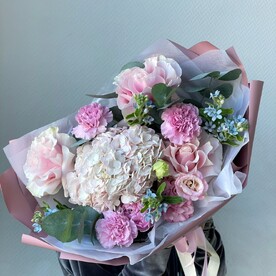 Нежный и ажурный букет с гортензией и французскими розами