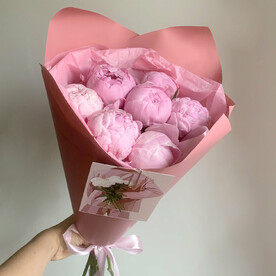 Букет из 7 розовых пионов